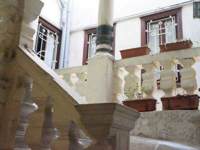 La balconata del primo piano, sostenuta da colonnine, si affaccia sulle stanze riservate ad alloggio turistico